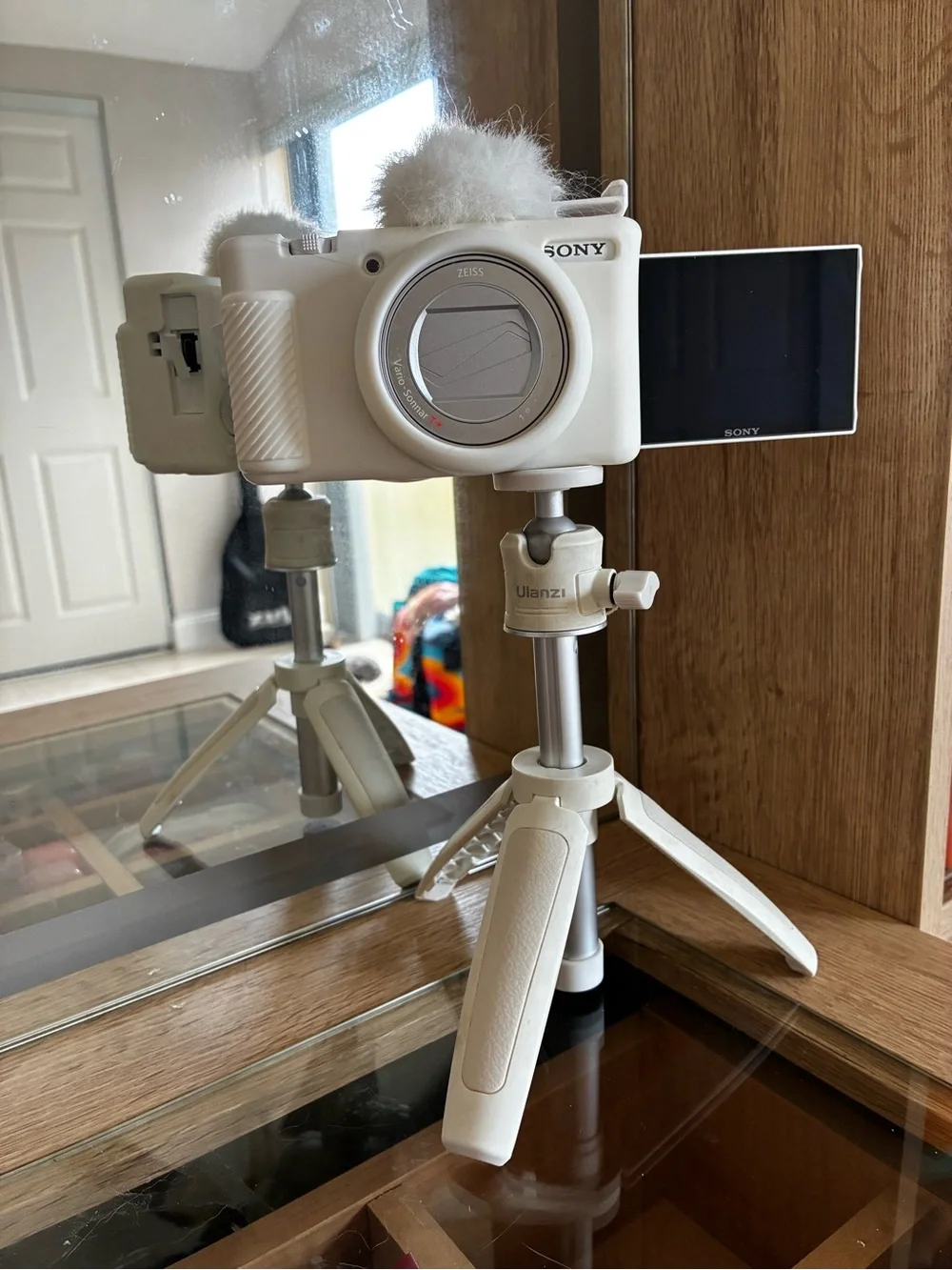 Sony ZV1-F MARK 2 White Compact Digital Camera with Flip Screen
